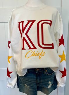 New Gildan white sweatshirt with KC Chiefs and star sleeve detail. Can crop at waist or hip length or keep regular band. This sweatshirt is designed and made by myself. More teams coming soon it reach out for custom team colors Kc Royals Outfit Woman, Diy Chiefs Shirts, Kansas City Chiefs Sweatshirts, Kansas City Chiefs Outfit, Chiefs Game Day Outfit, Kansas City Chiefs Clothes, Chiefs Outfit, Kc Chiefs Shirts, Pep Squad