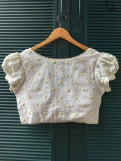 Trending Blouse Design, Blouse Design Latest, Back Open Blouse, White Blouse Designs, Blouse Boat Neck, Trending Blouse, Latest Blouse Design, Open Blouse, Cotton Blouse Design