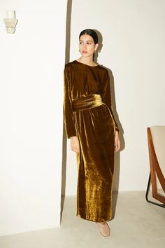 Oro Silk Velvet Ava Dress – DATURA Velour Dress Outfit, Velvet Outfits For Women, Ramadan 2025, Velvet Dresses Outfit, 1920s Inspired Dresses, Gold Long Sleeve Dress, Gold Velvet Dress, Velvet Long Sleeve Dress, Velvet Outfit