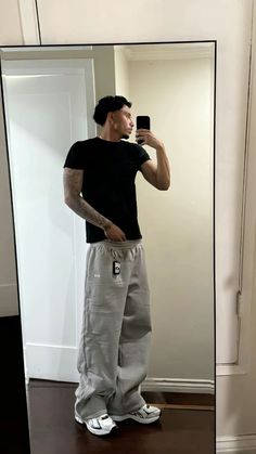 Stylish Athleisure Outfits Men, Clean Fashion Men, New Balance Mens Outfit, Track Pants Outfit Mens, Fitted Hats Outfit Men, Brown Outfit Summer, Archive Fashion Men, Grey Sweatpants Outfit Men, Outfit Ideas Guys