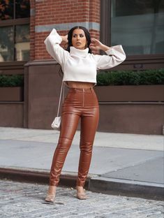 Camel Leather Pants Outfit, Brown Faux Leather Pants Outfit, Red Bottom Outfits, Faux Leggings Outfit, Leather Leggings Outfit Fall, Sue Barker, Outfits Leggins, Leggings Outfit Fall