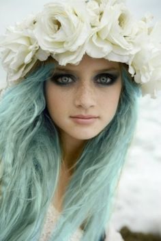 hippie | Tumblr Turquoise Eyes, Colored Flowers, Pastel Hair, Split Ends, Hippie Chic, Flowers In Hair, Blue Hair, Flower Crown, Dyed Hair