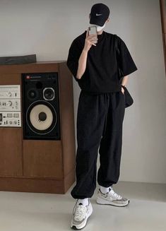 Causal Mens Outfits Street Styles, Korean Black Shirt Outfit, Korean Mens Streetwear, Minimal Aesthetic Outfits Men, Emo Outfit Ideas Men, College Male Outfits, Asian Male Style, Black Outfit Korean Men, Asian Man Outfit