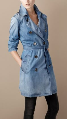 Burberry denim trench coat Looks Jeans, Denim Trench Coat, Diy Vetement, Denim Wear, Denim Day, Love Jeans, Double Denim, Denim Coat, Denim Outfit