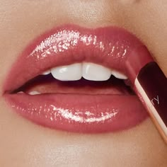 Glossy Lipstick, Peach Lipstick, Glossier Lipstick, Nude Lipstick, Pink Lipstick, Lip Colour, Makeup Pictures, Beautiful Lips, Glossy Lips