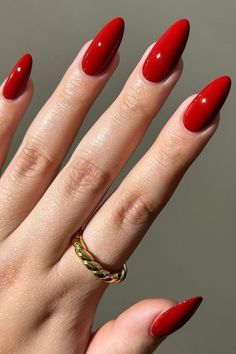 As unhas vermelhas são símbolo de elegância e poder! Explore inspirações incríveis para todos os estilos, desde tons vibrantes a acabamentos sofisticados. Salve suas favoritas e arrase com esse clássico atemporal! #vermelho #unhas #elegant #cherry #unhasdeluxo #unhasdegel #unhasperfeitas Nails Art Red, Almond Nails Red, Red Nail Art, Red Manicure, Red Acrylic Nails, Red Nail Designs, Red Nail, Chic Nails, Manicure E Pedicure