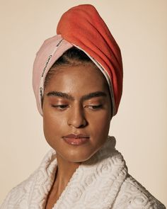 A luxuriously soft microfiber towel that absorbs excess water without creating frizz or breakage. Hair dries faster than when using a traditional towel, and hair is left frizz-free, shiny and soft. Breakage Hair, Scarf Packaging, Microfiber Hair Towel, Anti Frizz Hair, Frizz Free Hair, Hair Towel, Frizz Control, Hair Strand, Frizz Free