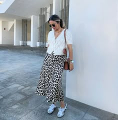 Falda midi satinada leopardo – The Amisy Company Midi Skirt Leopard Print, Animal Print Satin Skirt Outfit, Leopard Midi Skirt Outfit, Leopard Midi Skirt, Satin Skirt Outfit, Outfits Gorditas, Leopard Outfits, Midi Skirt Outfit, Animal Print Outfits