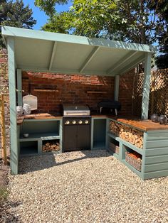 an outdoor kitchen with bbq and grill built into it