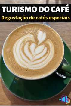 a cappuccino in a green cup with the words turismo do cafe