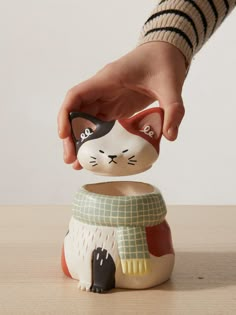 Adorable chubby and cold-sensitive cats will bring good mood and be a great addition to your home. Characterized by a super "cute" design thanks to their full cheeks, angry look and small paws, these containers hide a little surprise. By lifting the lid, you will find a small fish bone at the bottom of the jar! Not to mention the care and research dedicated to the patterns of their large and soft scarves. Each cat is a unique piece and has been numbered, which is why only one cat per variant is Slip Ceramics Patterns, Witchy Ceramics, Full Cheeks, Cat Pot, Gifts For Cats, Cat Ceramics, Ceramic Containers, Clay Jar, Pottery Pots