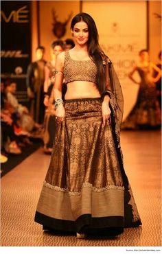 Latest Blouse Designs For Lehenga, Lahanga Design Latest, Lehenga Blouse Pattern, Latest Lehenga Blouse Designs, Lahanga Design, Golden Blouse Designs, Lehenga Choli Designs, Neeta Lulla, Lehenga Blouse Designs