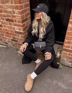 25 Casual Black Leggings Outfits For Low-Key Looks Leggings Outfit For Work, Black Leggings Outfits, Stylish Leggings Outfit, Leggings Outfit Ideas, Leggings Outfit Winter, Leggings Outfit Casual, Leggings Outfits, Outfit Looks