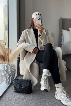 Outfits para un fin de semana de frío | Es la Moda Raining Outfit Winter, Seattle Winter Outfits Women, Cold Climate Outfits, Seattle Fall Outfits, Seattle Fits, Seattle Outfits, Wardrobe Necessities, Snow Outfits, York Outfits