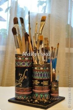 there are many brushes in the cup on the table