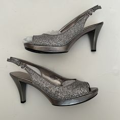 These Timeless Silver Metallic Sling Back Peep Toe Heels Are Perfect With Dresses Skirts Or Trousers. Approx 3.5” Heel Silver Metallic Heels, Funky Heels, Neutral Heels, Floral Heels, Metallic Heels, Strappy Sandals Heels, Peep Toe Sandals, Black Sandals Heels, Shoes Heels Pumps