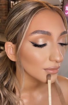 Gala Makeup Looks Blonde, Bridesmaid Makeup Hooded Hazel Eyes, Gold Makeup Bridesmaid, Glowy Beach Wedding Makeup, Subtle Hoco Makeup, Natural Wedding Makeup Winged Eyeliner, Bridesmaids Makeup Blue Eyes, Bridesmaid Makeup With Champagne Dress, Natural Makeup Looks Wedding Brides