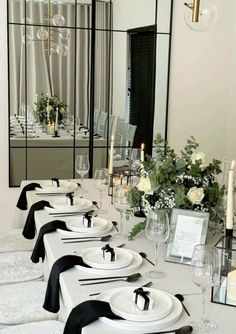 Table Ideas Wedding, Aesthetic Wedding Dress, Desserts Wedding, Wedding Table Ideas, Christmas Coffee Table Decor, White Table Settings, Wedding Setup, Black And White Wedding Theme, Cute Birthday Ideas