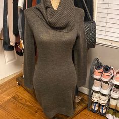 H&M Green Turtleneck Sweater Dress Never Worn Size Xs Green Turtleneck Sweater, Green Turtleneck, Dress H&m, Turtleneck Sweater Dress, H M Dresses, Hm Dress, Turtleneck Sweater, Sweater Dress, Colorful Dresses