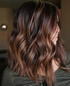 Cabelo castanho iluminado tipo UAU com comprimento médio e babyliss com a ponta reta para finalizar Root Beer Hair, Brown Lob, Beer For Hair, Caramel Brown Hair, Brunette Ombre, Brown Balayage, Copper Brown