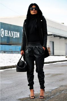 Black leather Baggy Leather Pants Outfit, Baggy Leather Pants, Pastel Outfit, Estilo Chic, Casual Chic Style