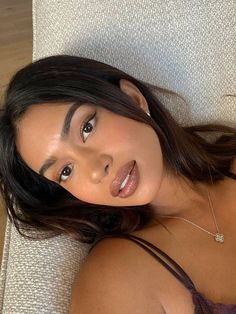 Clean make up for a clean girl. Soft eye look with a short winged liner, hydrated skin and light brown lipgloss! Trendy make up for 2024. No Make Up Make Up Look, Mekap Mata, Brown Girls Makeup, Subtle Makeup, Smink Inspiration, Nude Makeup, Photo Makeup, Clean Makeup, Pink Makeup