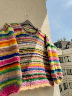 Striped Colorful Sweater, Colourful Striped Sweater, Colorful Striped Sweater Outfit, Knit Sweater Inspiration, Colorful Sweaters Outfit, Colorful Striped Sweater, Colourful Knitted Sweater, Knitted Striped Sweater, Colorful Knitted Sweater