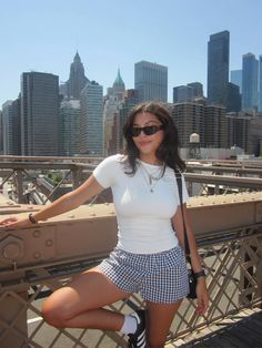 #brooklynbridge #dumbo #comfystyle Nyc Shorts Outfit, Picture Inspiration Instagram, Los Angeles Trip Outfits, New Your Outfits, New York Instagram Pictures Summer, Summer Outfits In New York, Summer Outfits For Nyc, Usa Summer Outfits, April In New York Outfits