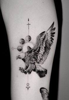 an eagle with the moon and stars on it's back leg is shown in black and white