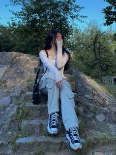 girl sitting on stone step, her hand is fixing her black hair, her face can’t be seen Cute Modeling Poses, Poses For Selfies, Best Poses For Selfies, Ootd Poses, Pose Portrait, Photo Hacks, Poses Selfie