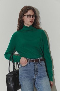 Dunst unisex essential knit turtleneck raglan sweater in green.    cam is 5'4" and wearing a size s.     measurements:    - s: length 20.1in sleeve 33.1in chest 21.3in armhole 8.1in.  - m: length 23.2in sleeve 33.9in chest 23.6in armhole 8.7in.  - l: length 24in sleeve 34.6in chest 24.4in armhole 9.1in.    acrylic 69% wool 25% cashmere 6%.    udsw3d221e2    pipe and row Green Turtleneck Outfit, Turtleneck Outfit, Green Turtleneck, Raglan Sweater, Knit Turtleneck, Womens Turtleneck, Cashmere Turtleneck, Individual Style, Turtleneck Sweater