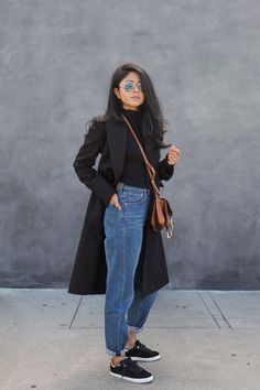 Coat: Zara / Jeans: H&M / Shoes: Feiyue / Heels: Raye the Label / Bag: Chloehttp://www.tag-board.com Fall Fashion Coats, Looks Jeans, Mom Jeans Outfit, Moda Jeans, Trik Fotografi, Winter Trends, Mode Inspo, Casual Winter Outfits, 가을 패션