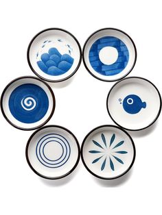 six blue and white bowls sitting in a circle on top of each other's sides