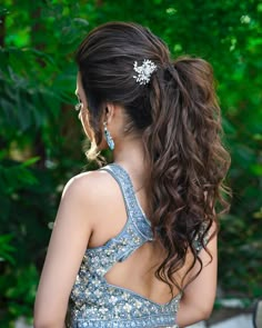 Night Wedding Hairstyles, Bridal Garba Hairstyle, Wedding Garba Hairstyle, Hairstyles On Ghagra, Sangeet Pony Hairstyle, Hairstyle For Bridesmaid Long Hair, Cocktail Ponytail, Garba Hairstyles Indian Bride, Garba Night Hairstyle