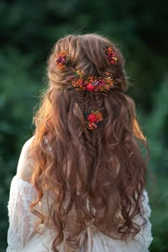 Curly Floral Wedding Hair, Fall Flower Hair Piece, Autumn Flower Hair Comb, 70s Inspired Bridal Hair, Autumn Wedding Hairstyles, Flower In Hair For Wedding, Wedding Hair Down With Flowers, Fall Wedding Hair For Bride, Flowers In Wedding Hair