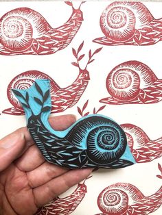 Original design by me, hand carved rubber stamp ,  Snail stamp , size:10*7cm Mounted on wood - Stamps are made to order - Care: please wipe ink off with baby wipes after each use before Timbro intagliato a mano per creare un motivo unico su qualsiasi superficie, perfetto per tessuto , quaderni, cartoline, biglietti di ringrazamento, buste, lettere e tutto il resto. Ottimo come regalo per artigiani. I timbri sono attaccati su di un supporto di legno. Misura : 10*7 cm Alter misure possono essere r Snail Stamp, Print Making Designs, Rubber Stamps Diy, Homemade Stamps, Eraser Stamp, Relief Printmaking, Hand Carved Rubber, Linocut Printmaking, Lino Art