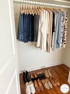 How To Have Style, Organized Closet, Neutral Capsule Wardrobe, Classy Yet Trendy, Color Tops, Fashion Capsule Wardrobe, Gray Jeans, Moda Chic, Capsule Outfits