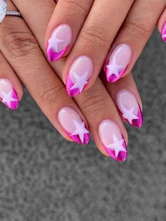 Si vous voulez sublimer le look de vos ongles, rien de mieux que le vernis rose pour apporter une touche féminine et subtile, parfois même flashy. Le nail art rose suit d’ailleurs la tendance Barbiecore qui s'est vite propagée notamment après le lancement du film “Barbie”. Du rose bonbon, au rose vif passant par le rose clair…C’est une couleur polyvalente, une gamme riche qui nous fait plonger dans le monde féerique de cette poupée mythique. Unghie Nail Art, Summery Nails, Stick On Nails, Funky Nails, Pretty Acrylic Nails, Short Acrylic Nails, Artificial Nails, Nail Kit, Cute Acrylic Nails