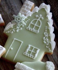 Icing For Gingerbread Cookies, Gingerbread Snowflakes, Christmas Sugar Cookies Decorated, Cookie Icing Recipe, Gingerbread House Cookies, Cookie Decorating Party, Christmas Biscuits, Sugar Cookie Royal Icing, Cookie House