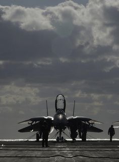 😎 An F-14D Tomcat embarked aboard the USS Theodore Roosevelt (CVN 71) stands by for another flight mission in the Atlantic Ocean. 8th of October 2005..Photo: Michael Sandberg US Navy #aviation #avgeeks F-14d Super Tomcat, Tomcat F14, Photo Avion, Jet Privé, Jet Fighter Pilot, Naval Aviator, F14 Tomcat, Airplane Fighter, F-14 Tomcat