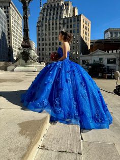 Sweet 15 Party Ideas Quinceanera Royal Blue, Dark Royal Blue Quinceanera Dresses, Dark Blue Quince Dress, Royal Blue Ballgown, Navy Blue Quince, Quince Court Outfits, Royal Blue Quince Dress, Quince Blue