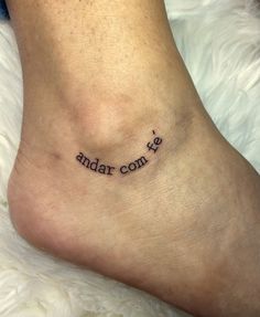 a foot with the word andar com written on it in cursive font