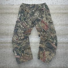 Vintage Mossy Oak Hunting Camo Tactical Pants Baggy Wide Leg Fit Cargos Womens L Woodland 90s Skate / Streetwear Great Condition: 9/10 Women's Size: Large Waist: 34" Length (inseam): 32" Leg Opening: 8" Thigh Opening: 12" Front Rise: 12" Camp Pants, Hunting Camo, Baggy Cargo Pants, Pants Baggy, Camo Designs, Camo Cargo Pants, Tactical Pants, Realtree Camo, Camo Pants