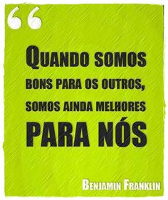 a green sign that reads quanndo somos, bons para os outros, comos and melhores para nos