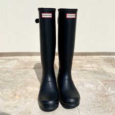 Hunter Women’s Original Tall Black Adjustable Rain Boots. Perfect If You Have A Slightly Bigger Calf Or Just Want More Wiggle Room In Your Boots. The Strap In The Back Is Fashionable And Allows You To Adjust The Width Of The Rain Boot As You Please. These Have Been Worn Only A Couple Of Time, Have A Few Scuff Marks As Seen In Pics But Otherwise Are In Great Condition Size 9, But Fits More Like A 10 (Euro Size 40/41) Hunter Boots Plus Size, Big Calves, Hunter Rain Boots, Hunter Shoes, Women Hunters, Rain Boot, Hunter Boots, Winter Rain, Rubber Rain Boots