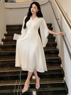 Chinese Fancy Dress, White Women Dresses, Teacher Dresses, Women Back, Pleated Chiffon, Shower Dresses, Princess Outfits, Vestidos Vintage, Chiffon Long Sleeve