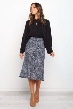 Falco Skirt - Navy - Petal & Pup USA Casual Outfits For Work, Teaching Outfits, Business Casual Outfits For Work, Work Fits, Elegante Casual, Outfit Jeans, Outfits For Work, Church Outfits, Teacher Outfits