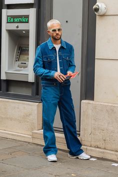 Shorter Men Fashion, Men Street Style 2023, Men All Denim Outfit, Denim Men Outfit Street Style, Blue Outfit Street Style, Street Style 2022 Men, Paris Men Outfit