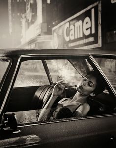 Beautiful Woman in Car, Old Hollywood Feel Flight Dispatcher, Old Hollywood Aesthetic, Classic Car Photoshoot, Woman In Car, Car Poses, Film Inspiration, Shooting Photo, In Car, Old Money Aesthetic