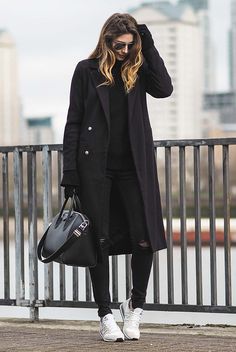 Black Coat Outfit, Coat Outfit Casual, Long Black Coat, All Black Outfit, On Sneakers, Winter Fashion Outfits